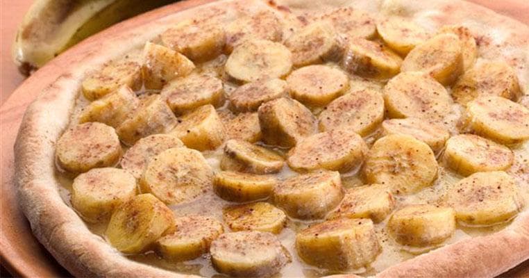 PIZZA DE BANANA CARAMELIZADA