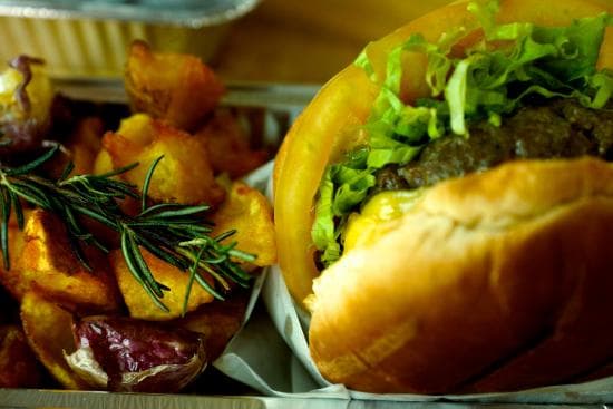 X-BURGUER COM SALADA E BATATA